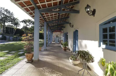 Casa térrea à venda, com 4 suítes e piscina no jardim paulista em atibaia