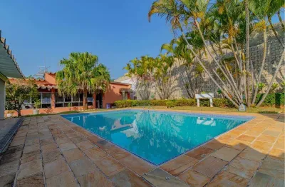 Casa térrea no condomínio flamboyant  com 04 dormitórios, 02 suítes, piscina e área de lazer com piscina.