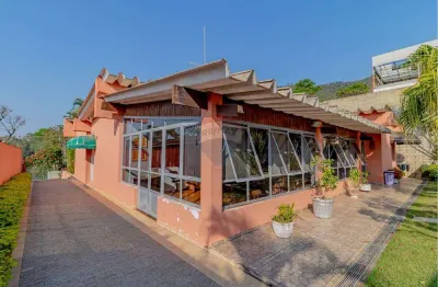 Casa térrea no condomínio Flamboyant  com 04 dormitórios, 02 suítes, piscina e área de lazer com piscina.