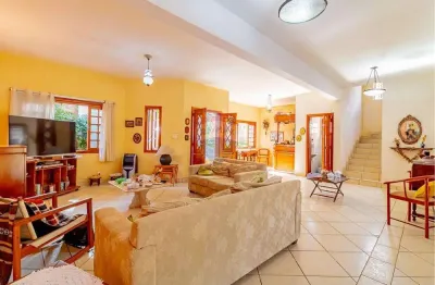 Casa em atibaia com 03 quartos, piscina, espaço gourmet e edícula