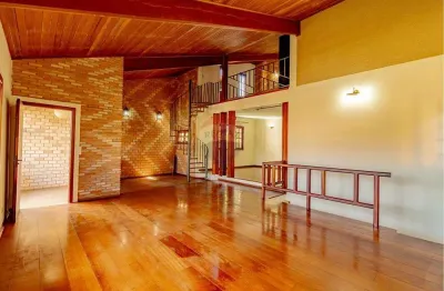 Casa espaçosa no jardim do lago em atibaia com 03 dormitórios, suíte com closet e vista para a pedra grande.