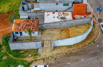 Terreno plano de esquina no bairro nova cerejeiras com edícula, projeto aprovado e ótima localização!