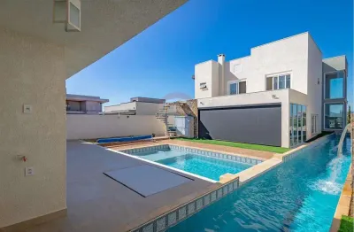 Casa de alto padrão com 04 suítes, casa de hóspedes, piscina semi-olímpica em condomínio fechado