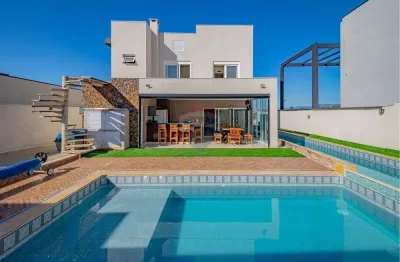 Casa de alto padrão com 04 suítes, casa de hóspedes, piscina semi-olímpica em condomínio fechado