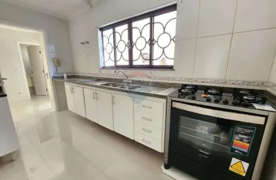 Casa em condomínio vila santista em atibaia com 3 suítes