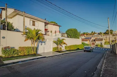 Casa térrea a venda em Atibaia - SP -no bairro Jardim Paulista com um apartamento anexo.