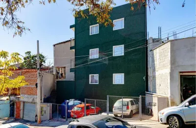 Prédio residencial com 3 apartamentos, um por andar.
