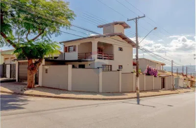 Casa moderna com 3 quartos e área gourmet e 5 vagas de garagem
