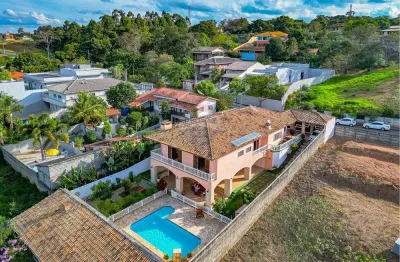 Casa estilo chácara com 4 quartos, piscina, pomar em bairro tranquilo!