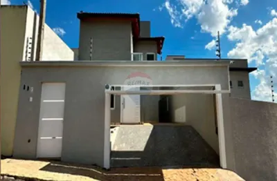 Sobrado para locação com 03 quartos, 01 suíte e piscina em atibaia