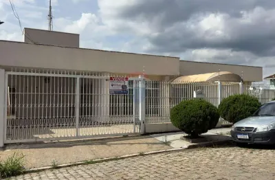 Casa térrea no centro de atibaia, com amplo espaço para uso residencial ou comercial no jardim brasil