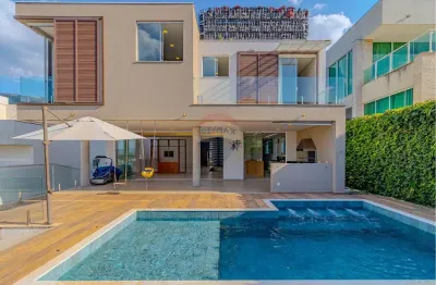 Casa de Alto Padrão com 4 Suítes em Condomínio Fechado em Atibaia