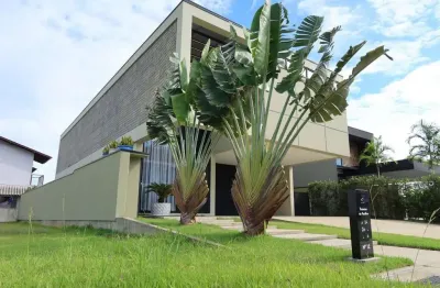 Casa de alto padrão no condomínio caledônia à venda