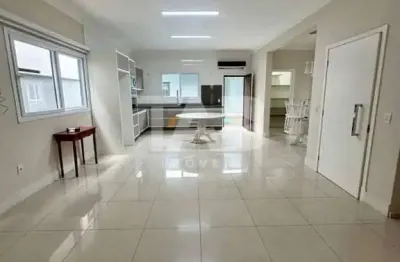 Casa de alto padrão no condomínio caledônia à venda