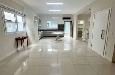 Casa de alto padrão no condomínio caledônia à venda