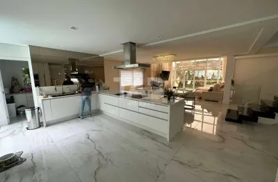 Casa alto padrão para venda a 100m da praia em condomínio fechado