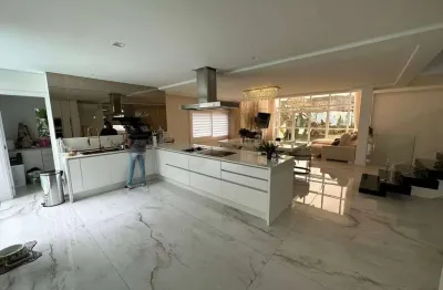 Casa alto padrão para venda a 100m da praia em condomínio fechado