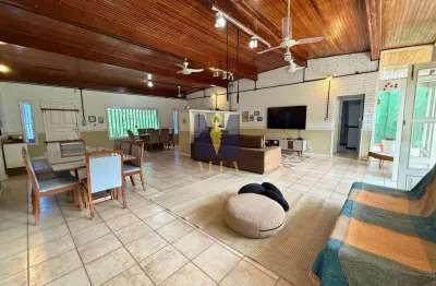 Casa à venda a 50 metros da praia da enseada e saída para duas ruas.