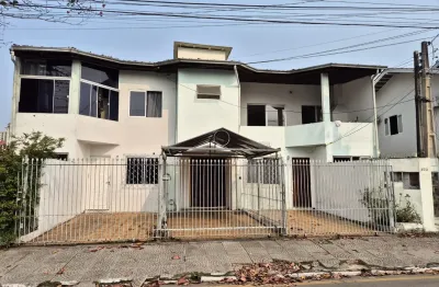 Oportunidade de investimento: vende-se casa centro balneário camboriú entre a 3 e a 4 avenida.