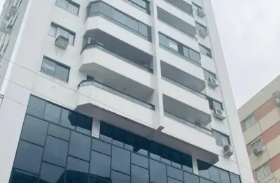  edifício bruno kormann é uma joia rara em balneário camboriú, oferecendo uma vida à beira-mar com comodidade e estilo. localizado a apenas 250 metros da praia, este condomínio enxuto é a escolha perf