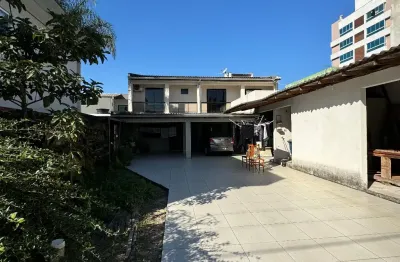 Casa com amplo espaço no terreno próximo ao centro de camboriú