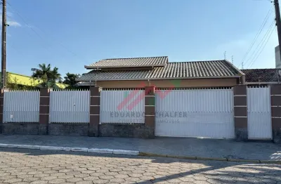 Casa semi mobiliada c/ piscina e tres dormitorios !!