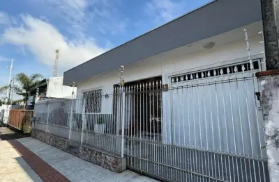 Casa térrea 3 dormitórios sendo uma suite , centro de balneário camboriu