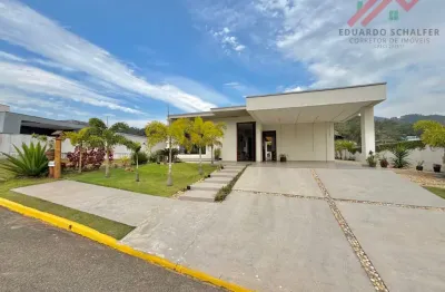 Linda casa térrea em condominio fechado , 3 dormitórios com 225 metros privativos
