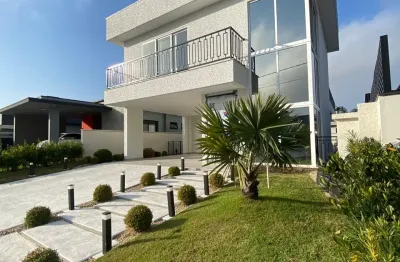 Linda casa com 318 metros quadrados ,  3 suites amplas , piscina .