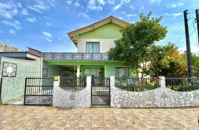 Linda casa com 4 dormitórios , 225 metros quadrados de area construida .