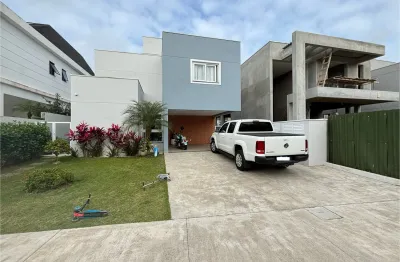 Linda casa em cindominio fechado 3 suites , 237 metros quadrados