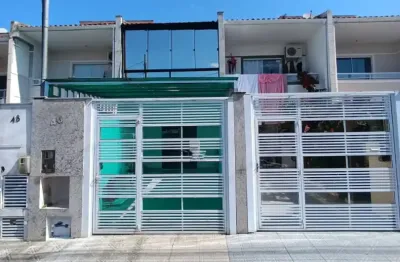 Sobrado no centro de cambooriú, 2 suítes amplas. com espaço gourmet