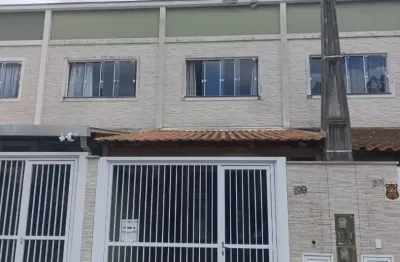 Sobrado semi mobiliado. 02 suítes, amplo espaço gourmet nos fundos