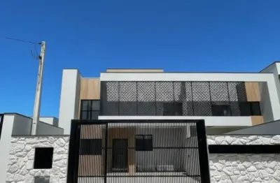 Linda casa térrea com piscina , sendo 3 dormitórios , vaga de garagem ampla .