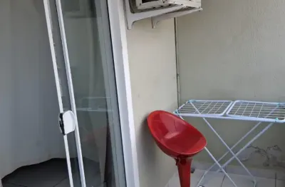 Apartamento com 2 dormitórios amplos, um com sacada, e banheiro social