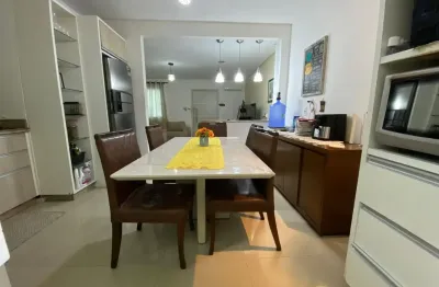 Lindo sobrado com 3 dormitorios e um sendo suite com closet  e com uma otima localizaçao a apenas 7 minutos do centro