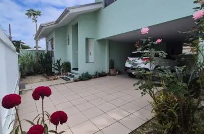 Linda Casa no Centro de Balneário Camboriú  Uma excelente oportunidade no coração da cidade! Casa ampla, com terreno generoso e um espaço de lazer incrível nos fundos: piscina, área gourmet com churra