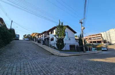 Casa com 3 quartos à venda na rua elvira cruz netto, 131, saint etienne, caxias do sul por r$ 900.000