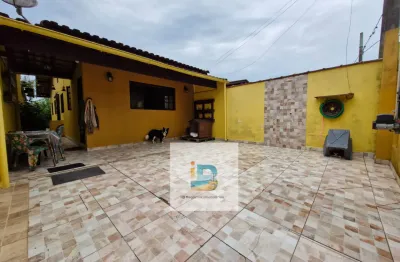 Ótima casa térrea com 2 quartos, amplo quintal , 2 vagas de garagem no bairro maitinga em bertioga.