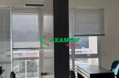 Sala comercial de 25m² com copinha, wc social, com piso frio e 1 vaga coberta rotativa na melhor localização da vila arens
