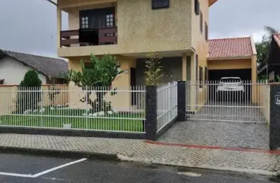 Sobrado averbado com 02 suítes + 01 dorm.  saguaçu joinville.