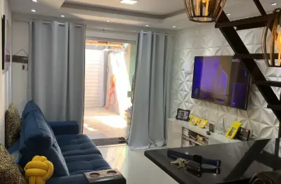 Casa duplex - 50 m² - 02 dormitórios - quintal - garagem