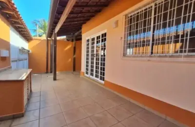 Casa linear - 120 m² - 02 dormitórios = quintal - piscina - churrasqueira - garagem
