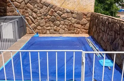 Casa duplex - 104 m² - 02 dormitórios - suite - varanda - piscina - churrasqueira - garagem