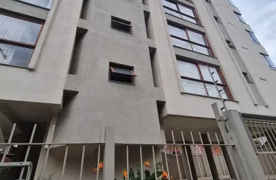 Excelente apto 2 dormitórios, suíte, closet, ensolarado e 2 garagens