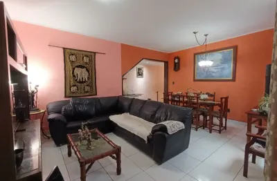 Casa sobreposta baixa com 4 dormitórios, sendo 1 suíte na ponta da praia, santos