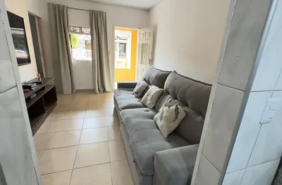 Casa à venda com 2 dormitórios climatizados e boa estrutura no bairro do macuco/santos