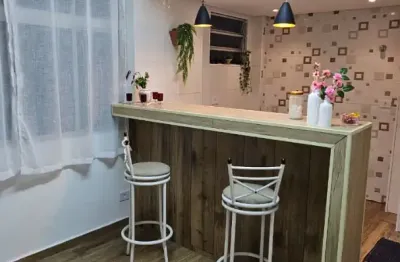 Sala living à venda reformada em 1 dormitório e sala no bairro da ponta da praia/santos