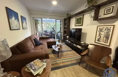 Apartamento com três dormitórios sendo uma suíte e uma vaga Beira Mar em Florian