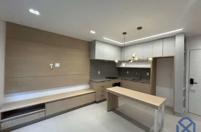 Apartamento com um dormitório totalmente decorado, 42m² e uma vaga+box.